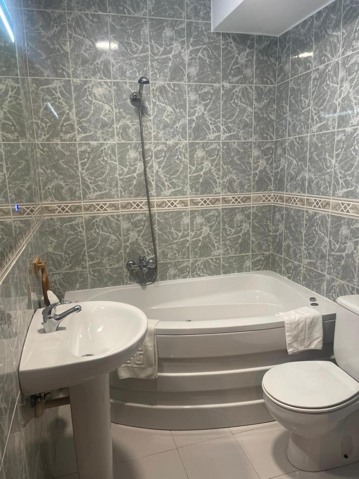 Hostal Julio Cesar La Virgen del Camino Dış mekan fotoğraf